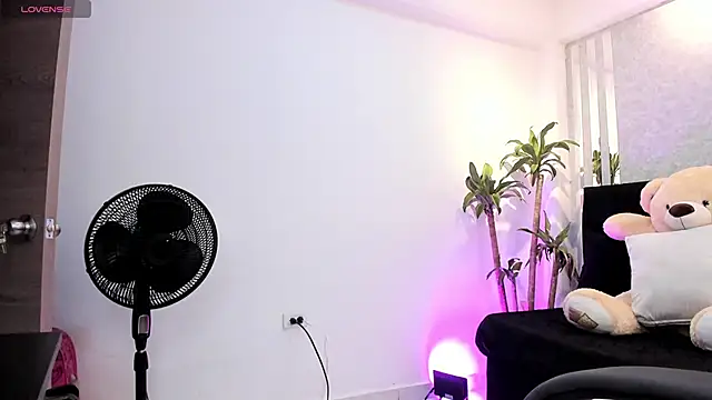 Snapshot of lily_cash1 chatting on 12.20.25 lily cash1 online show from 12.20.25