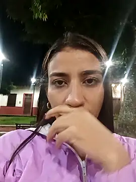 Snapshot of -juicy_ chatting on 10.24.25 -juicy online show from 10.24.25