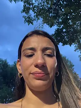 Snapshot of -juicy_ chatting on 11.07.25 -juicy online show from 11.07.25