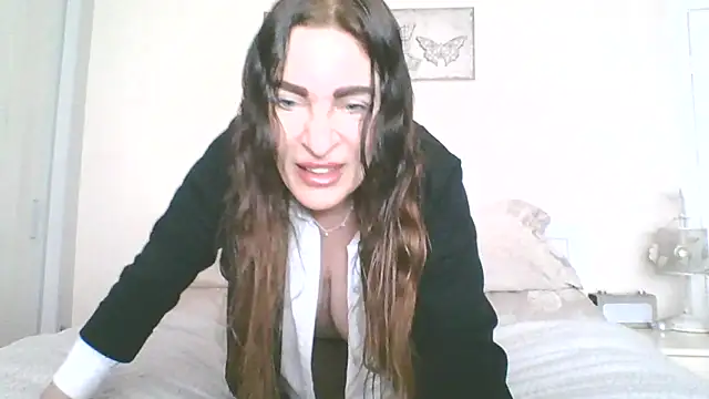 Snapshot of EllaKent chatting on 04.15.26 EllaKent online show from 04.15.26