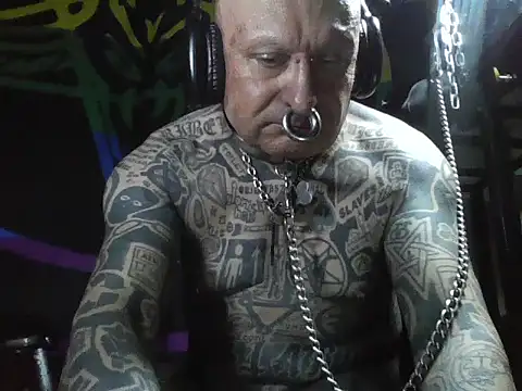 Snapshot of object857 chatting on 11.24.25 object857 online show from 11.24.25