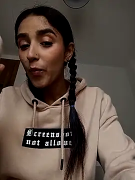 Snapshot of CandyFoxter_ chatting on 11.04.25 CandyFoxter online show from 11.04.25