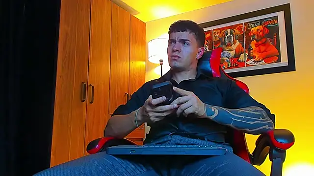 Snapshot of ALPHA_DOMINUS_ chatting on 11.18.25 ALPHA DOMINUS online show from 11.18.25