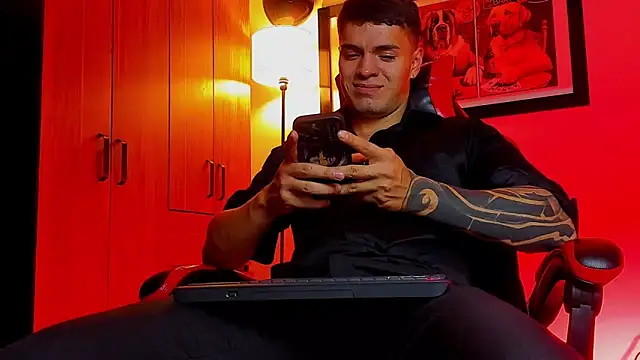 Snapshot of ALPHA_DOMINUS_ chatting on 11.26.25 ALPHA DOMINUS online show from 11.26.25