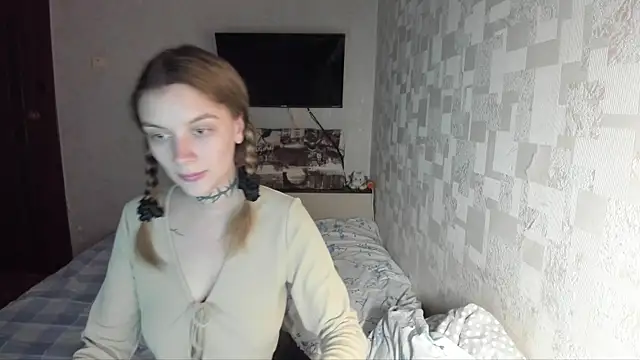 Snapshot of AlisTris chatting on 10.05.25 AlisTris online show from 10.05.25