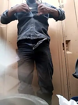 Snapshot of Kesurra chatting on 11.19.25 Kesurra online show from 11.19.25