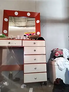 Snapshot of Kesurra chatting on 11.23.25 Kesurra online show from 11.23.25