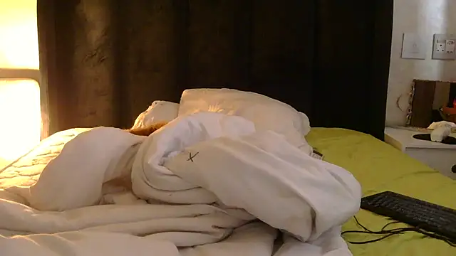 Snapshot of Ivysol chatting on 10.17.25 Ivysol online show from 10.17.25