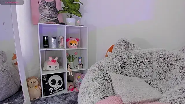 Snapshot of akame_meow chatting on 10.28.25 akame meow online show from 10.28.25