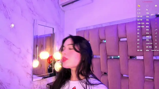 Snapshot of KateLee chatting on 12.01.25 KateLee online show from 12.01.25