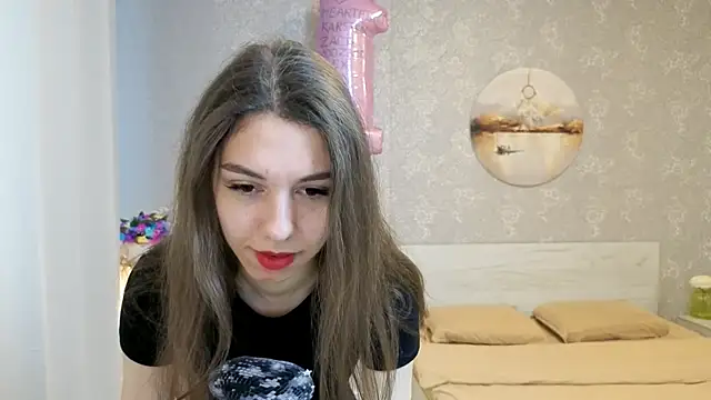 Snapshot of KellyShines chatting on 06.18.26 KellyShines online show from 06.18.26