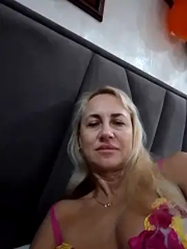 Snapshot of KissMiSveet chatting on 11.06.25 KissMiSveet online show from 11.06.25