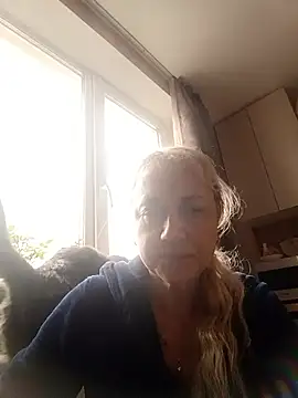 Snapshot of KissMiSveet chatting on 11.17.25 KissMiSveet online show from 11.17.25