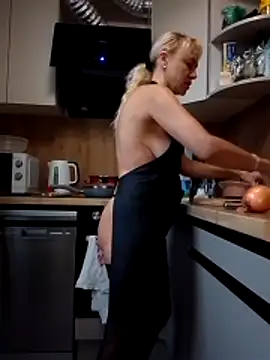 Snapshot of KissMiSveet chatting on 11.19.25 KissMiSveet online show from 11.19.25