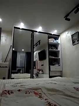 Snapshot of KissMiSveet chatting on 12.17.25 KissMiSveet online show from 12.17.25