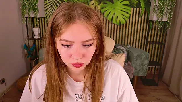 Snapshot of Moon__Bunny chatting on 09.08.25 Moon Bunny online show from 09.08.25