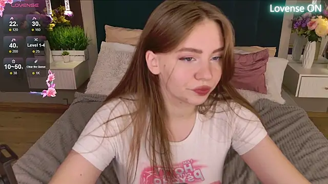 Snapshot of Moon__Bunny chatting on 10.04.25 Moon Bunny online show from 10.04.25