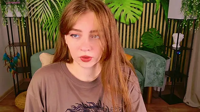 Snapshot of Moon__Bunny chatting on 10.10.25 Moon Bunny online show from 10.10.25