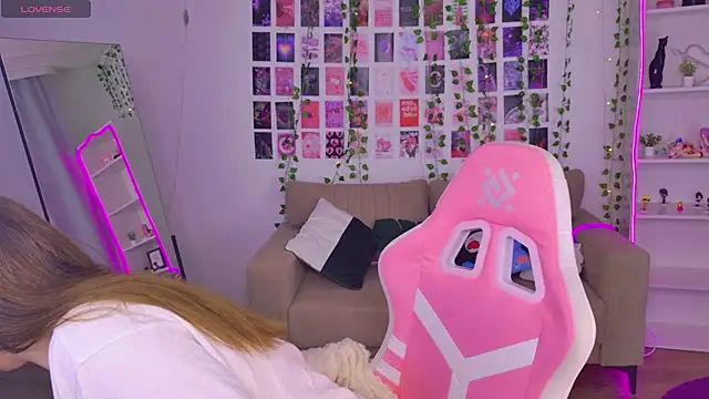 Snapshot of Moon__Bunny chatting on 04.15.26 Moon Bunny online show from 04.15.26