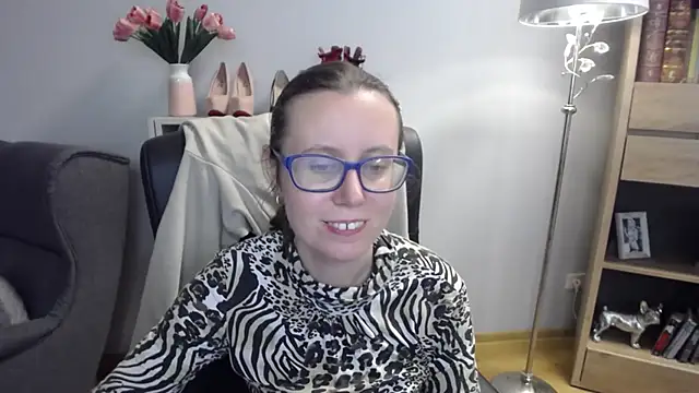 Snapshot of sweetxLizzy chatting on 12.04.25 sweetxLizzy online show from 12.04.25