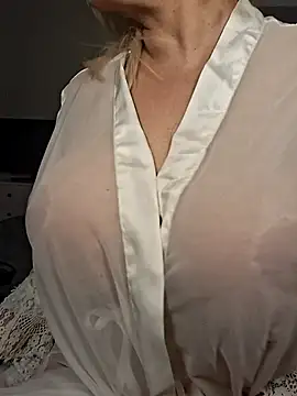 Snapshot of milfevapeccato chatting on 11.01.25 milfevapeccato online show from 11.01.25