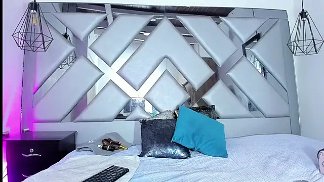 Lorenn Hill online show from 11.28.25