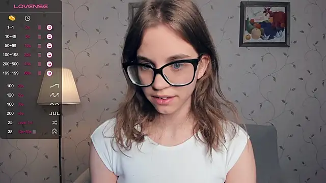 Snapshot of JoanBaggott chatting on 09.11.25 JoanBaggott online show from 09.11.25