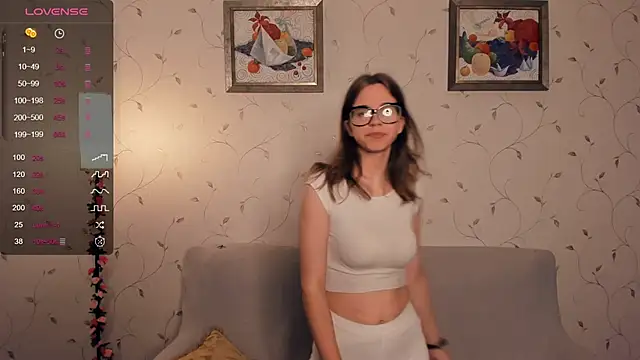 Snapshot of JoanBaggott chatting on 11.04.25 JoanBaggott online show from 11.04.25