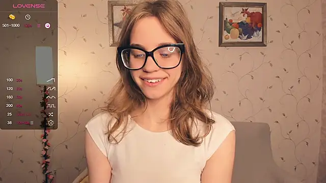 Snapshot of JoanBaggott chatting on 11.05.25 JoanBaggott online show from 11.05.25