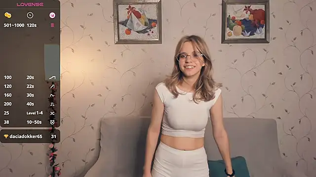 Snapshot of JoanBaggott chatting on 11.19.25 JoanBaggott online show from 11.19.25