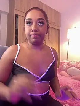 Snapshot of _Zahara_ chatting on 12.20.25 Zahara online show from 12.20.25