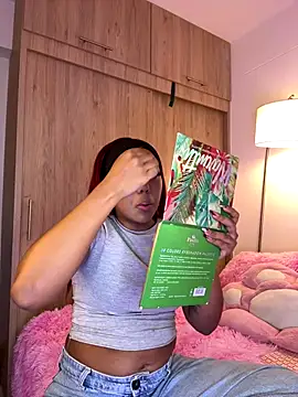 Snapshot of _Zahara_ chatting on 12.22.25 Zahara online show from 12.22.25