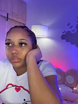 Snapshot of _Zahara_ chatting on 02.21.26 Zahara online show from 02.21.26