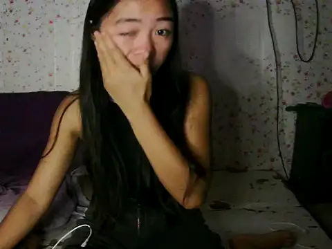 Snapshot of SweetMissPinay18 chatting on 12.22.25 SweetMissPinay18 online show from 12.22.25