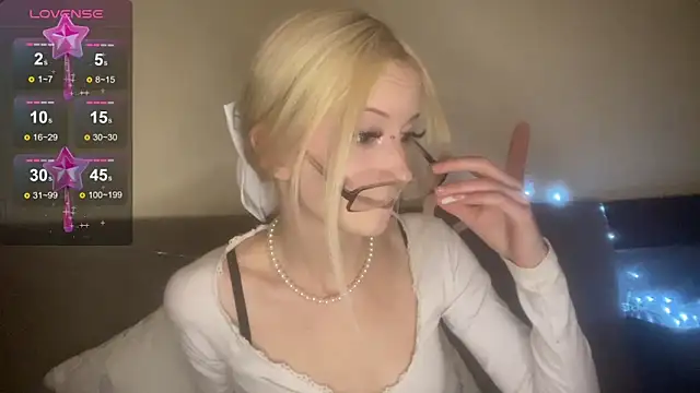 Snapshot of kittywithu chatting on 11.19.25 kittywithu online show from 11.19.25