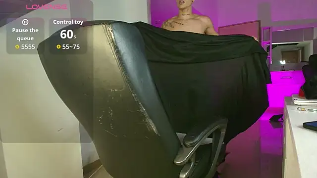 Snapshot of sebas_palacioo chatting on 10.10.25 sebas palacioo online show from 10.10.25