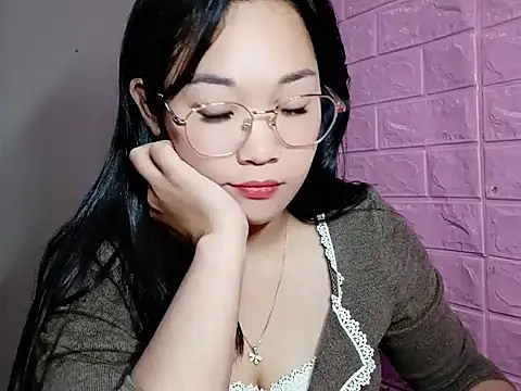 Snapshot of Maimai00 chatting on 11.21.25 Maimai00 online show from 11.21.25