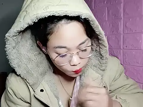 Snapshot of Maimai00 chatting on 11.21.25 Maimai00 online show from 11.21.25