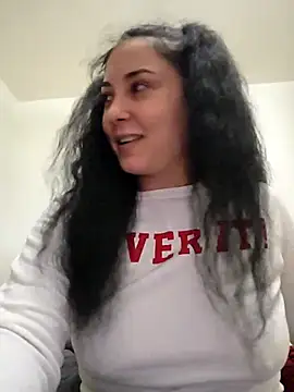 Snapshot of SaraViss20 chatting on 11.21.25 SaraViss20 online show from 11.21.25