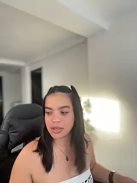 JuanitaMore01 online show from 03.27.26