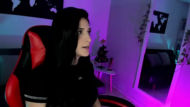 Snapshot of ZoeValencia1 chatting on 12.17.25 ZoeValencia1 online show from 12.17.25