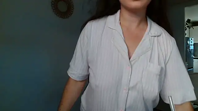 Snapshot of liloush__ chatting on 10.18.25 liloush   online show from 10.18.25