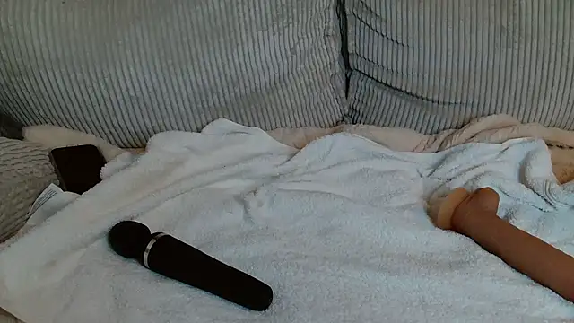 Snapshot of liloush__ chatting on 10.22.25 liloush   online show from 10.22.25