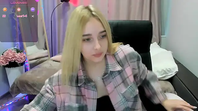 Snapshot of TaisiaHot chatting on 04.22.26 TaisiaHot online show from 04.22.26