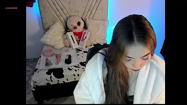 Mia Victoria22 online show from 04.21.26