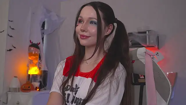 Snapshot of kategoodgirl chatting on 10.31.25 kategoodgirl online show from 10.31.25