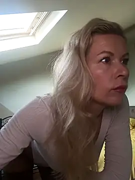 Snapshot of Julia_Giulia chatting on 10.25.25 Julia Giulia online show from 10.25.25