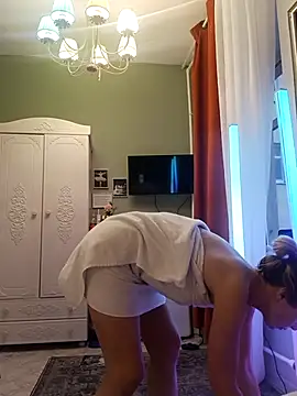 Snapshot of Julia_Giulia chatting on 12.17.25 Julia Giulia online show from 12.17.25