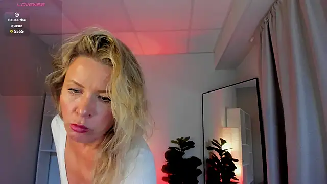 Julia Giulia online show from 05.21.26