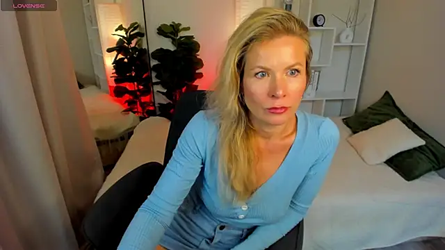 Julia Giulia online show from 06.18.26